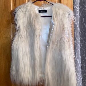 AKIRA FUZZY VEST